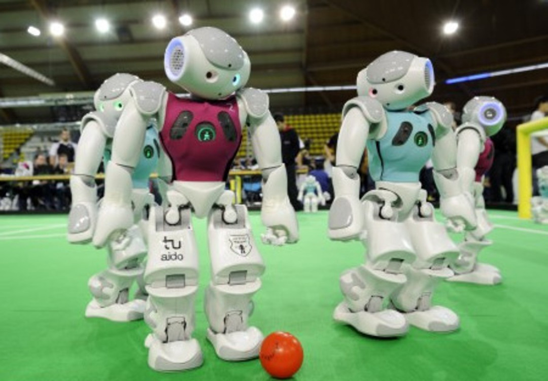Турнир роботов по футболу. Роботы для развлечения. Чемпионат роботов. Соревнования роботов футбол. Сборные роботы.